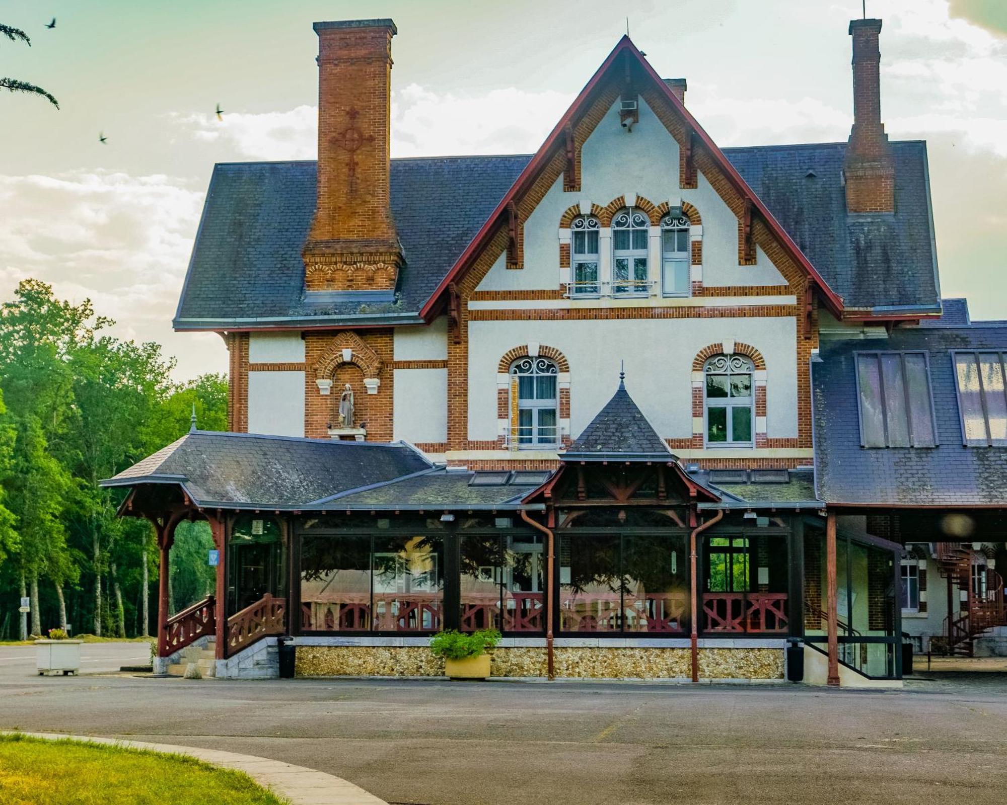 Hotel-Restaurant Domaine De La Grande Garenne Neuvy-sur-Barangeon Экстерьер фото