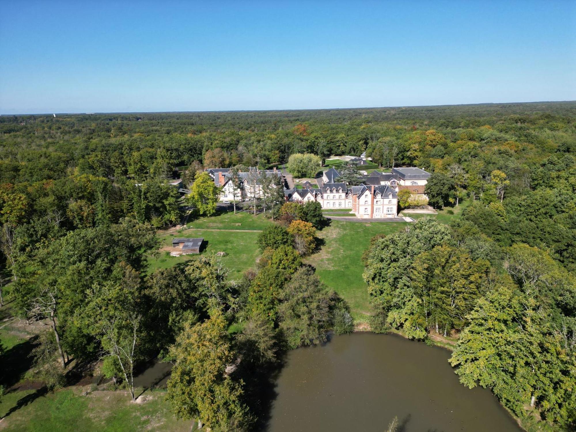 Hotel-Restaurant Domaine De La Grande Garenne Neuvy-sur-Barangeon Экстерьер фото